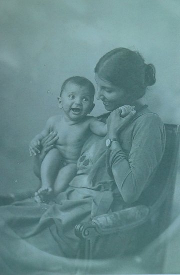 Photo of Dorothy Bonarjee with her son Denis in 1922