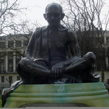 Photo of a statue of Mohandas Karamchand Gandhi