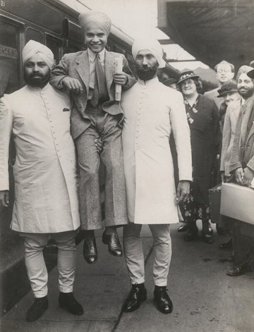 Photo of Sabu and his bodyguards leaving for New York